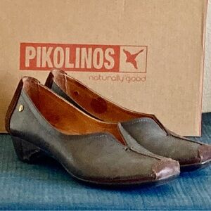 Pikolinos square toe wedge